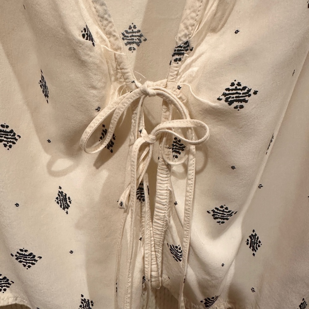 Chic White Blouse With Black Pattern - image 4